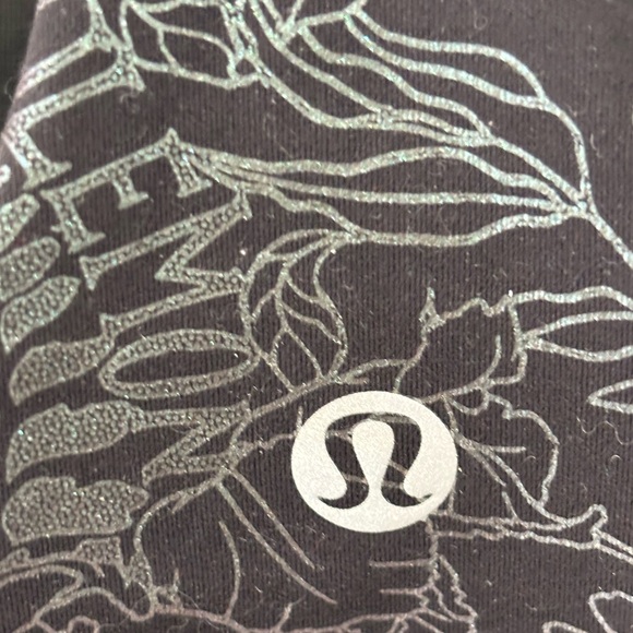 Lululemon, Floral Black and Green Crop Top size 2 - Picture 4 of 6